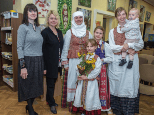 Vievio biblioteka Birutietės tautiniais kostiumais per tautinio kostiumo metams skirtą renginį Vievyje