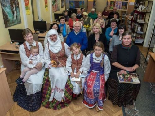 2017 – tautinio kostiumo metai. Knygos „Kaišiadorių apylinkės tautinis kostiumas“ pristatymas Vievio bibliotekoje
