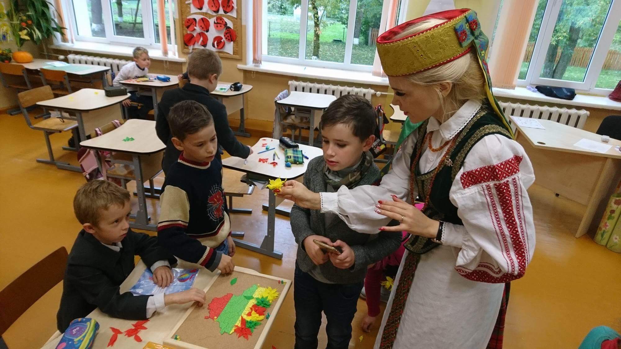 LDK Birutės karininkų šeimų moterų sąjunga, Mokytojo diena, 2017 Birutietė veda pamoką mokiniams Mokytojo dienos proga.