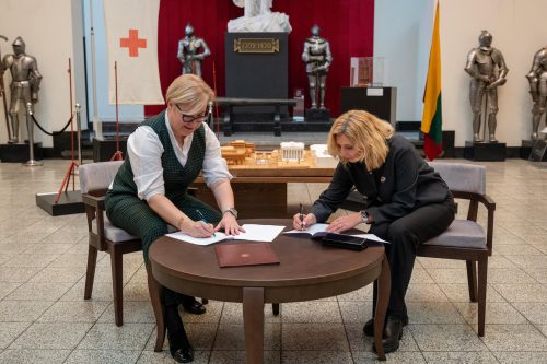 A.Vaikšnorienė pasirašo bendradarbiavimo sutartį